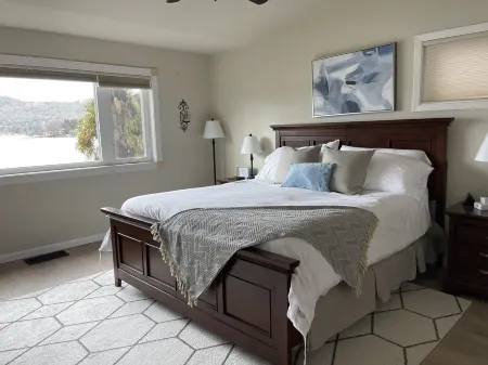 Perfect Lakefront Getaway for Relaxation and Fun