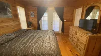 Beautiful real log cabin - hot tub, pool table, great view, WI-FI Internet