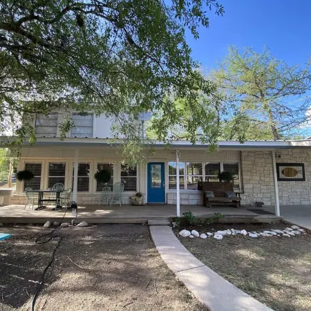 Frio River House + Bunkhouse, Private Volleyball Pool, Pavilion, Riverfront!