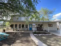 Frio River House + Bunkhouse, Private Volleyball Pool, Pavilion, Riverfront!