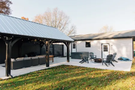 Entire home w/ BEAUTIFUL Backyard in Sugarcreek, Ohio