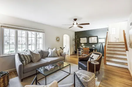 Gorgeous retreat in Dayton OH with private fenced yard. Отели рядом с достопримечательностью «Дейтонский университет»