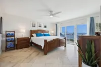 2BD/2BA Cocoa Beach Oceanfront, POOL & ALL Downtown! - مسبح خاص