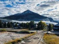 LUXURY COTTAGE IN CB TOWN - AMAZING VIEWS, BUS 1 blk, ELK 2.5 blks, Dog Allowed