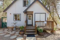 Cozy Cottage Retreat,  Close to Yosemite, Beautiful Views, Hot Tub & More!