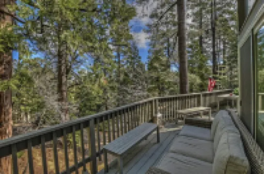 Cozy Escape- Walking Distance to Village!