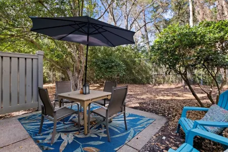 Enjoy a walk to the beach from this renovated, pet friendly end-unit villa. Отели рядом с Аэропорт Хилтон Хэд