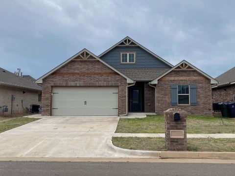 Cozy Home in NW OKC with 3 King Beds!! 16 miles from Downtown and Pet Friendly!