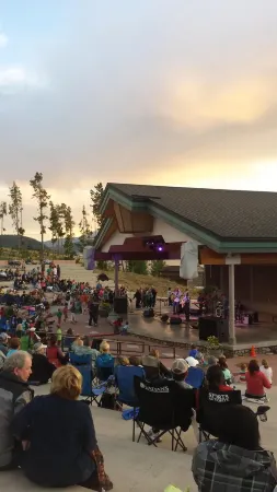 Breathtaking  Lakefront Luxurious 3BR condo in the Heart of Rockies