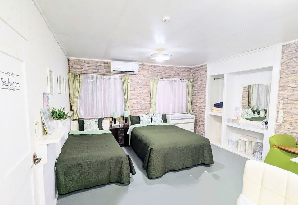 La Villa Avenue 외관 및 주변 거리
