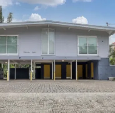 2nd floor Apt C. 1 mile from waterfront and downtown. Just 2 miles from beach!