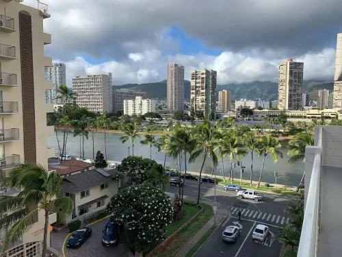 Waikiki Living, 4 blocks from surf, mountain views, king size bed and office!