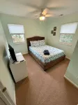 Middle of the Row Duplex, Quiet, and Cozy, 3 bed/2 bath Sound Ace Hardware附近的飯店