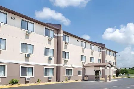 Boarders Inn & Suites by Cobblestone Hotels Waterloo Cedar Falls