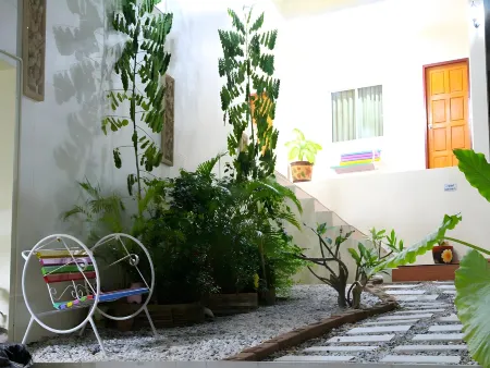 Big House Kohsichang Отели рядом с достопримечательностью «Hat Tham Phang»