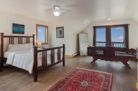 Maple at Lake Bluff Preserve-Spectacular Lake Michigan Views-Sleeps 12