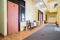 RedDoorz Syariah Near Jembatan Merah Plaza فنادق في Krembangan