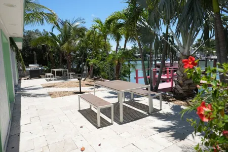 Pool - Free Parking - Apartment - 500 Feet from Beach Отели рядом с достопримечательностью «Библиотека Клируотер Мейн»