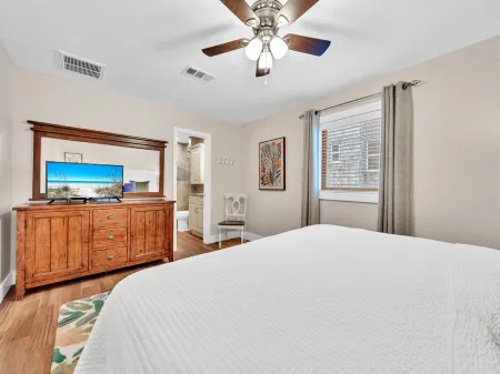 Upscale Beach Front! Great Reviews~West End w/Tons of Windows~Free Beach Service