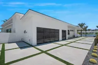 24-person Luxe Retreat Pool, Firepit, Putting Green Minutes From Golf + Dining