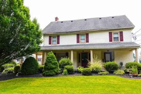 Escape to Center Valley's 3-bedroom vacation home, 13 min to Dorney Park