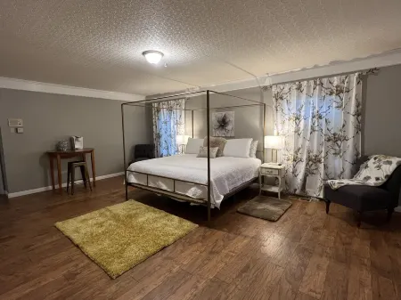 Anita’s Home, private pool and hot tub.