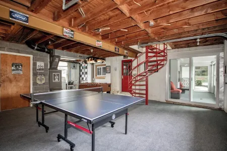 Charming 4-bedroom house with AC and WiFi in delightful Troutman Отели в г. Фолстаун