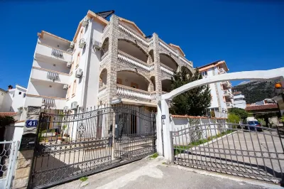 Villa Iper Hotels in Podostrog