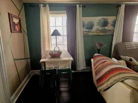 Loft Downtown Pottstown, King Bed w/Free Parking & Central AC & WiFi Hotels in Pottstown