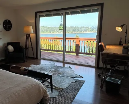 Cliff house with 5 king bedrooms, Sauna, and 2 Hot Tubs!