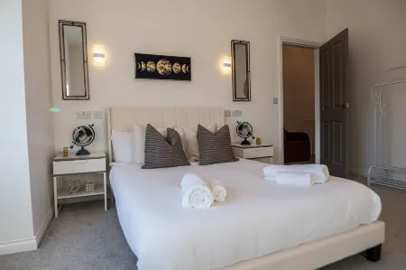 Middleton 4-Beds Sleeps 7 with Street Parking Отели в г. Чаддертон