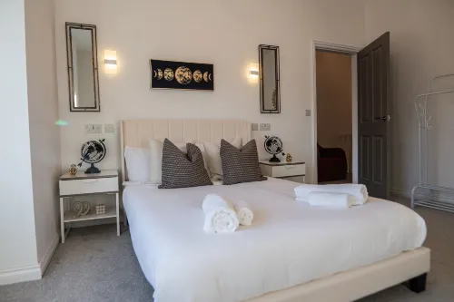 Manchester - 4 Beds - Sleeps 7 - Street Parking Hotels in Chadderton