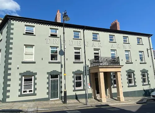 Tredegar Arms Hotel Отели в г. Тредегар