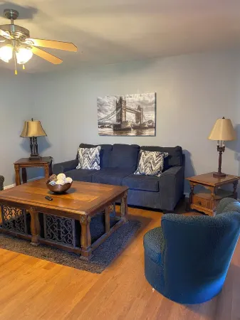 Charming 3-bedroom house with WiFi and AC in Nash