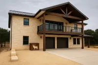 Spacious 5-bedroom house with a private pool on the golf course.