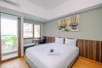 Comfortable Pool View Studio Room at LRT City Jatibening Apartment - parcheggio