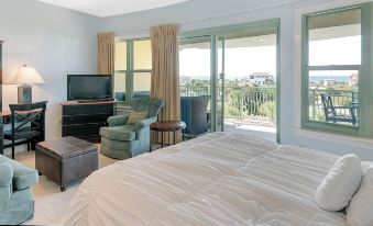 Charming Studio for 2 - Pool Views - Next Door to Alys!