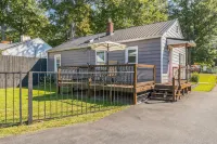 Colonial Village Retreat 2BR Hotels in New Albany