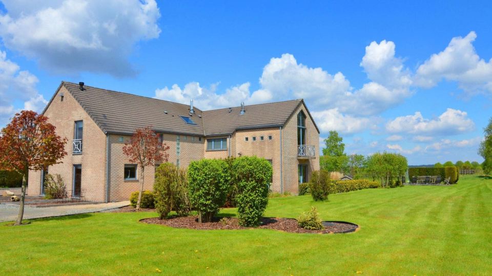 Delightful Villa in Sourbrodt with Swimming Pool Terrace
