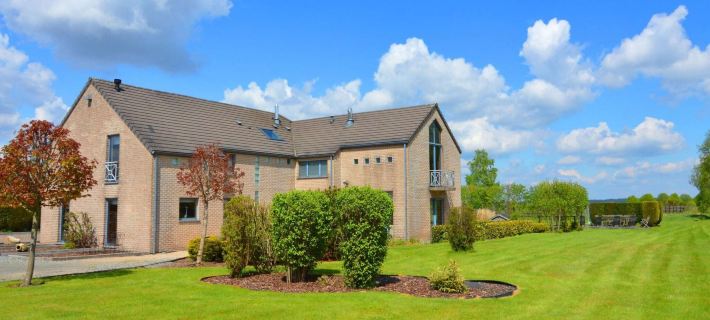 Delightful Villa in Sourbrodt with Swimming Pool Terrace Hotels in Waimes
