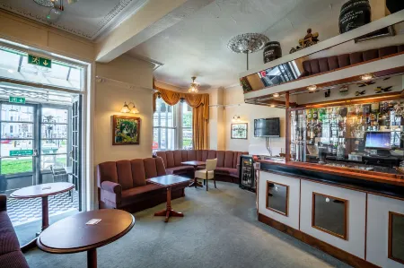 The Marlborough Hotel Отели рядом с достопримечательностью «Mostyn Street»