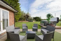 Deluxe 1 Bed Versace Hot Tub Sky TV Cinema Screen