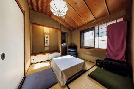 Shikitei Отели рядом с достопримечательностью «Gyoki Statue with a Fountain»