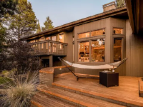 Sunriver by AvantStay Cozy Mountain Home w Indoor Pool and Hot Tub Hotels in Sunriver