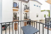 East Downtown 3Br Condo w Fast Wifi and Sleeps 8 - Apartments