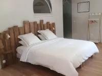 Chambres d'hôtes de la Pilatière Hôtels à : Persac