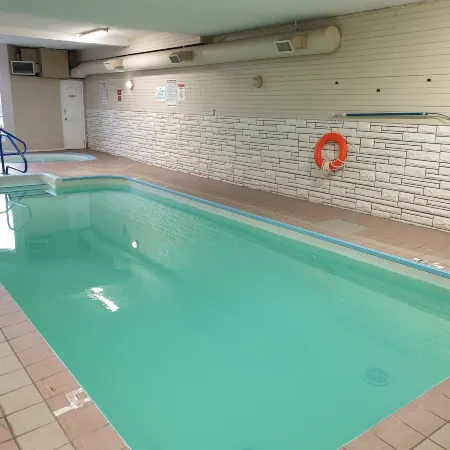 Riverland Inn & Suites