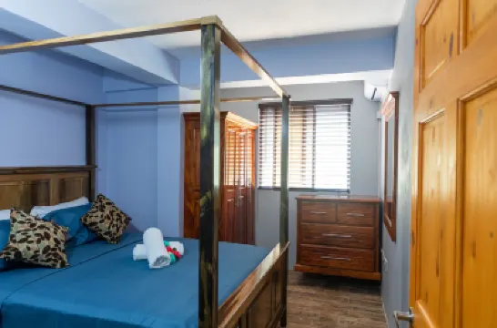 Topaz Apartment Villas-Pool Side Piton v โรงแรมใน