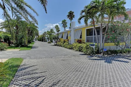 Tradewinds Beach Resort Отели в г. Брадентон Бич