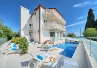 Hotel Riva Kaštela with Swimming Pool - de playa